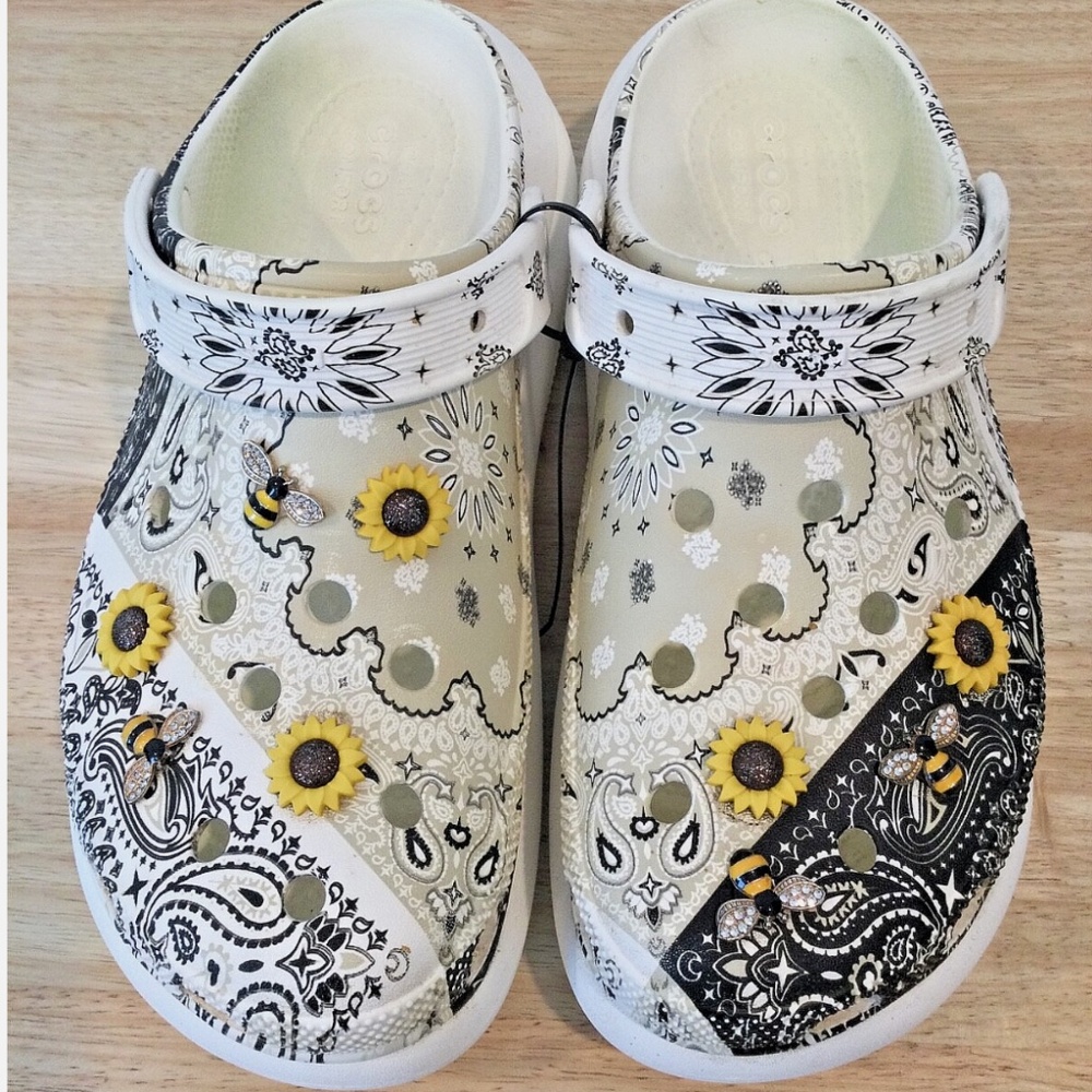 Crocs Classic Crush Bandana Clog Womens 10 RARE White Beige Black Decorated Bees